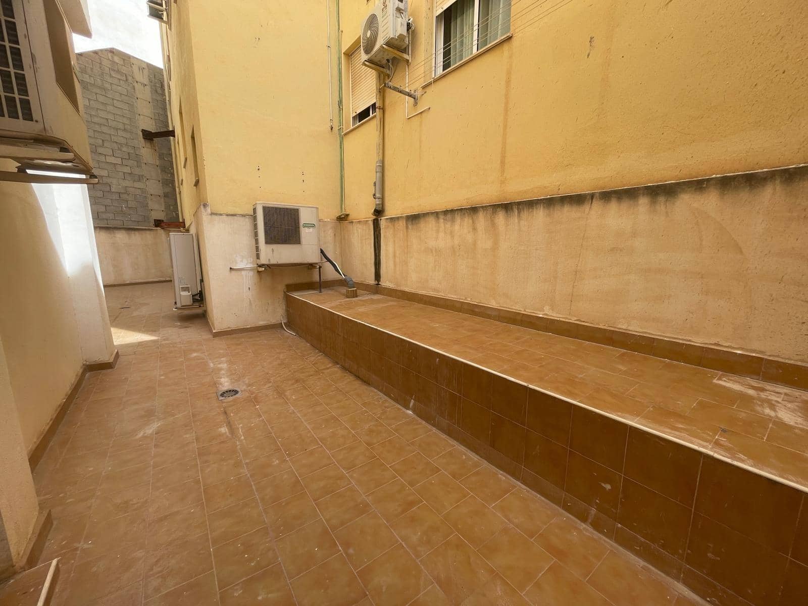 Comercial para venda em Guardamar del Segura - 85 000 € (Ref: 10120171)