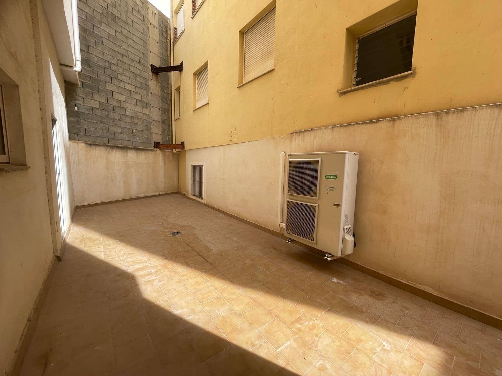 Comercial para venda em Guardamar del Segura - 85 000 € (Ref: 10120171)