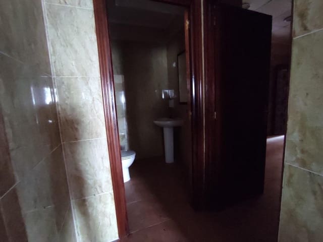 4 bedroom Commercial for sale in Guardamar del Segura - € 148,000 (Ref: 7480674)