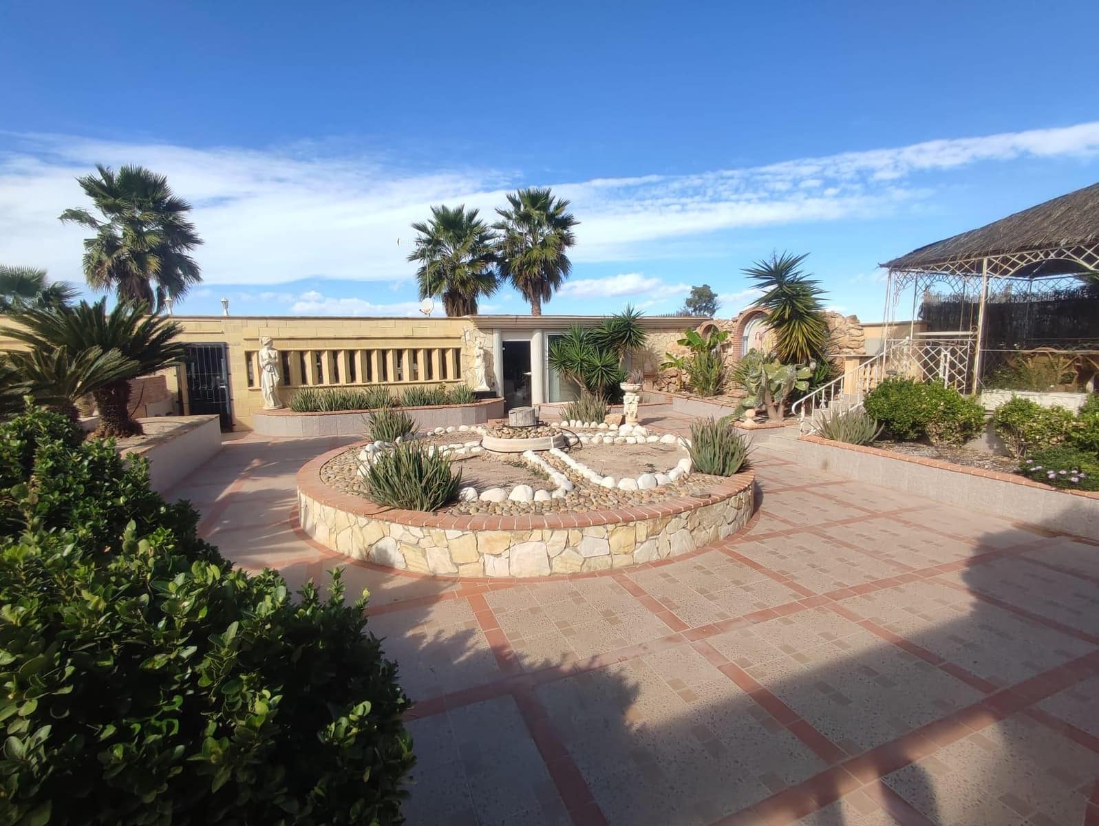 6 bedroom Villa for sale in San Fulgencio with pool garage - € 700,000 (Ref: 7886838)