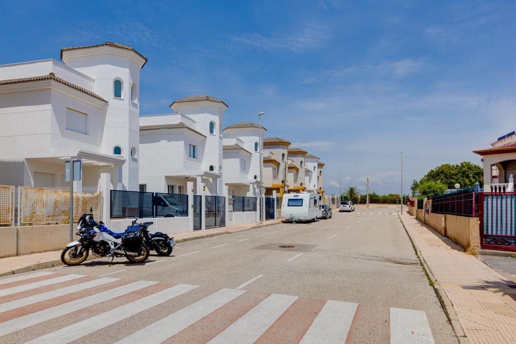 3 makuuhuone Huvila myytävänä paikassa La Marina mukana uima-altaan - 275 000 € (Ref: 7977783)