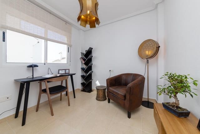 3 makuuhuone Huvila myytävänä paikassa La Marina, Elche / Elx mukana uima-altaan - 275 000 € (Ref: 7977783)