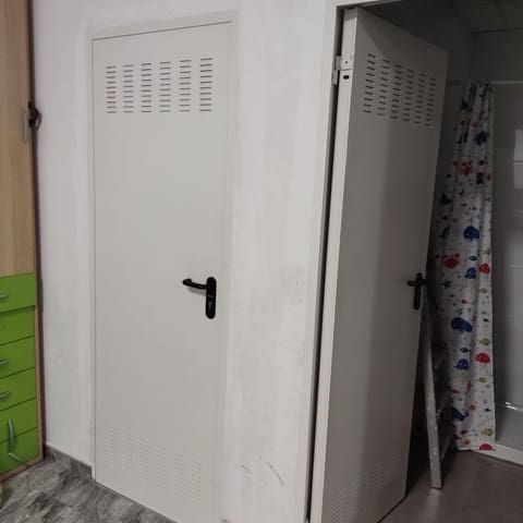 Comercial para venda em Guardamar del Segura com garagem - 173 000 € (Ref: 8363507)