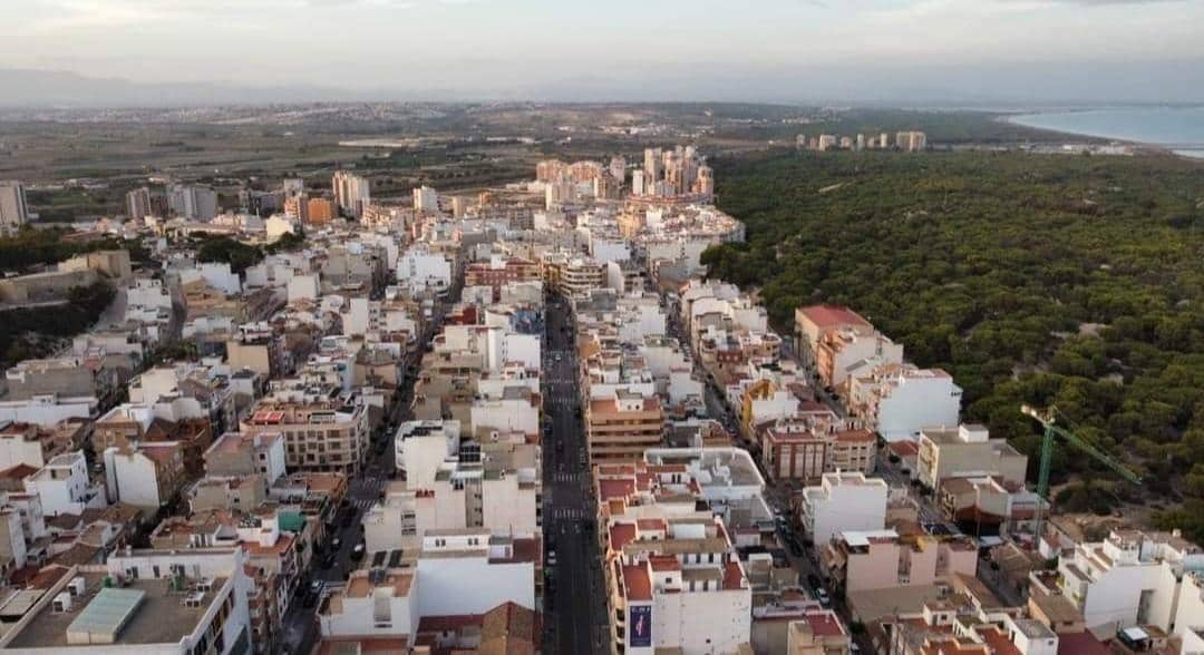 Comercial para venda em Guardamar del Segura com garagem - 173 000 € (Ref: 8363507)