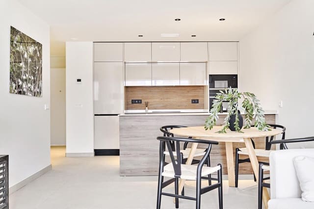 Bungalow de 2 habitaciones en Torrevieja en venta con piscina - 365.000 € (Ref: 8438964)