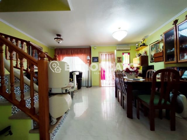 4 soveværelse Rækkehus til salg i Guardamar del Segura med swimmingpool garage - € 435.000 (Ref: 8915204)