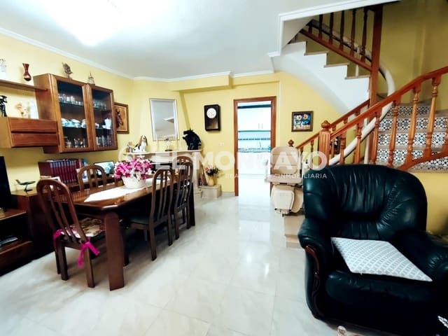 4 soveværelse Rækkehus til salg i Guardamar del Segura med swimmingpool garage - € 435.000 (Ref: 8915204)