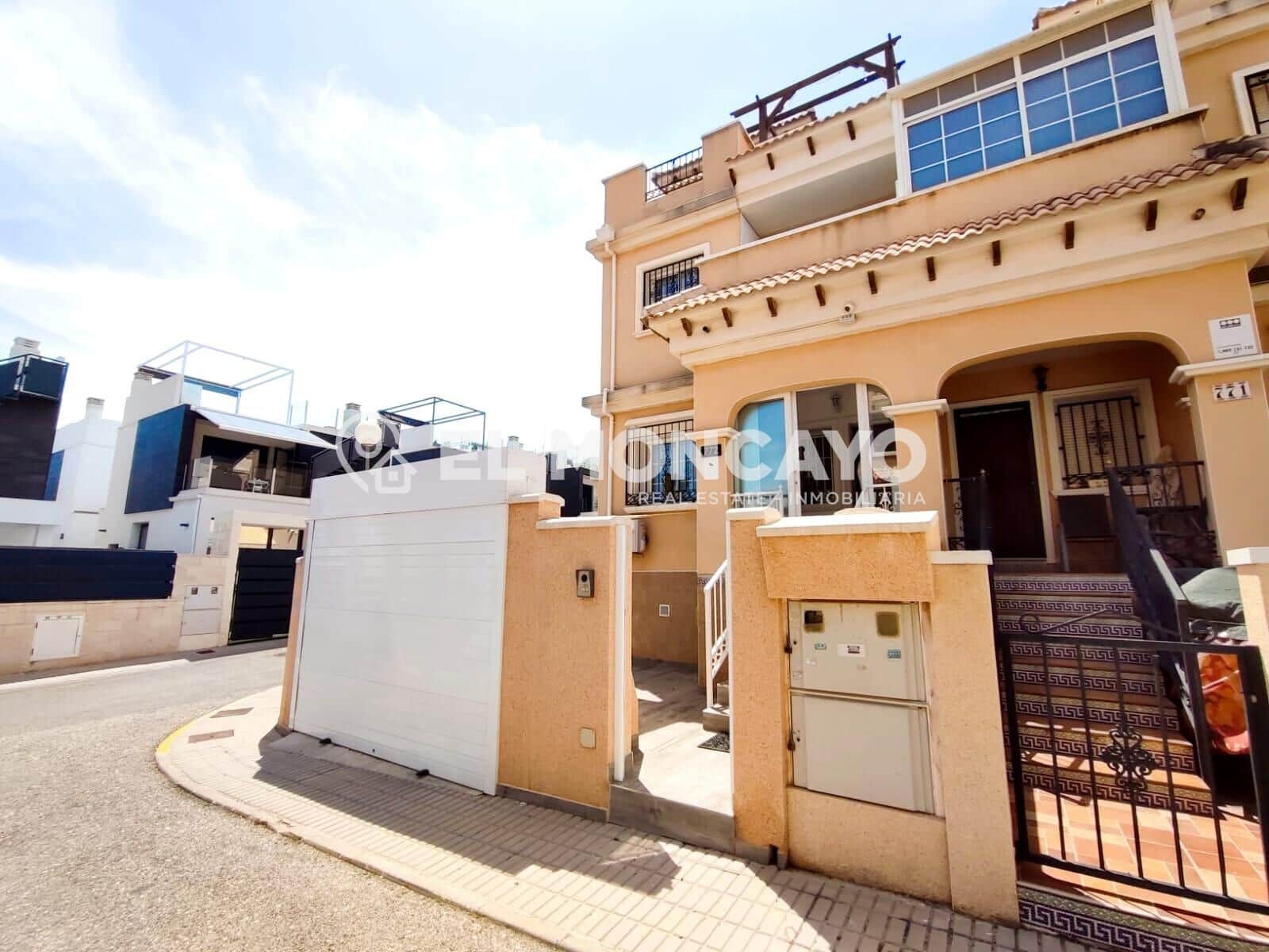 3 makuuhuone Rivitalo myytävänä paikassa Orihuela Costa mukana uima-altaan - 279 000 € (Ref: 8985893)