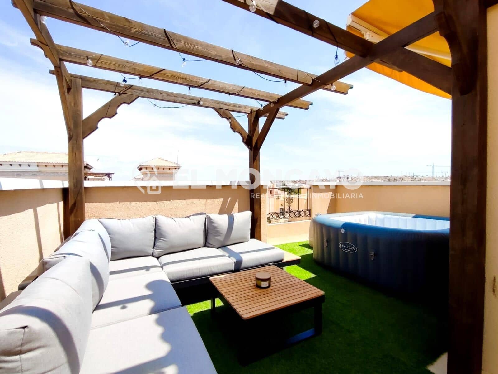 3 makuuhuone Rivitalo myytävänä paikassa Orihuela Costa mukana uima-altaan - 279 000 € (Ref: 8985893)