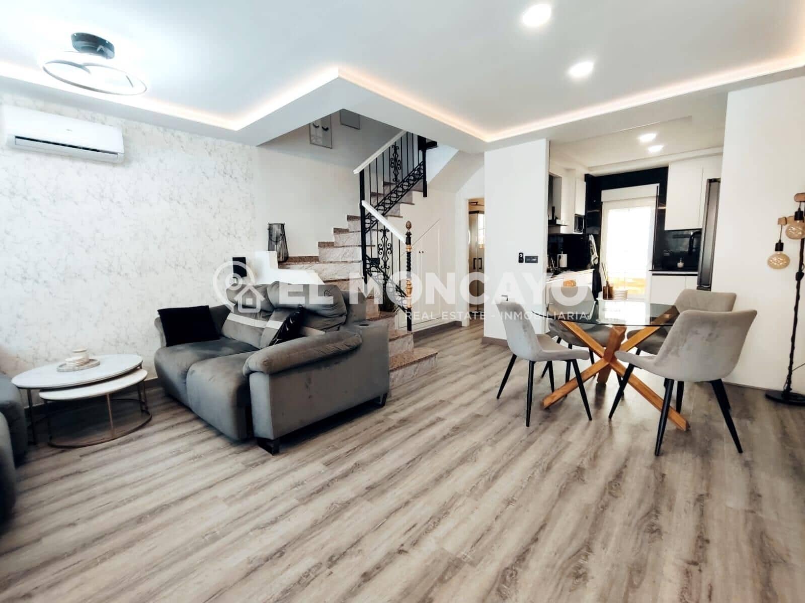 3 makuuhuone Rivitalo myytävänä paikassa Orihuela Costa mukana uima-altaan - 279 000 € (Ref: 8985893)