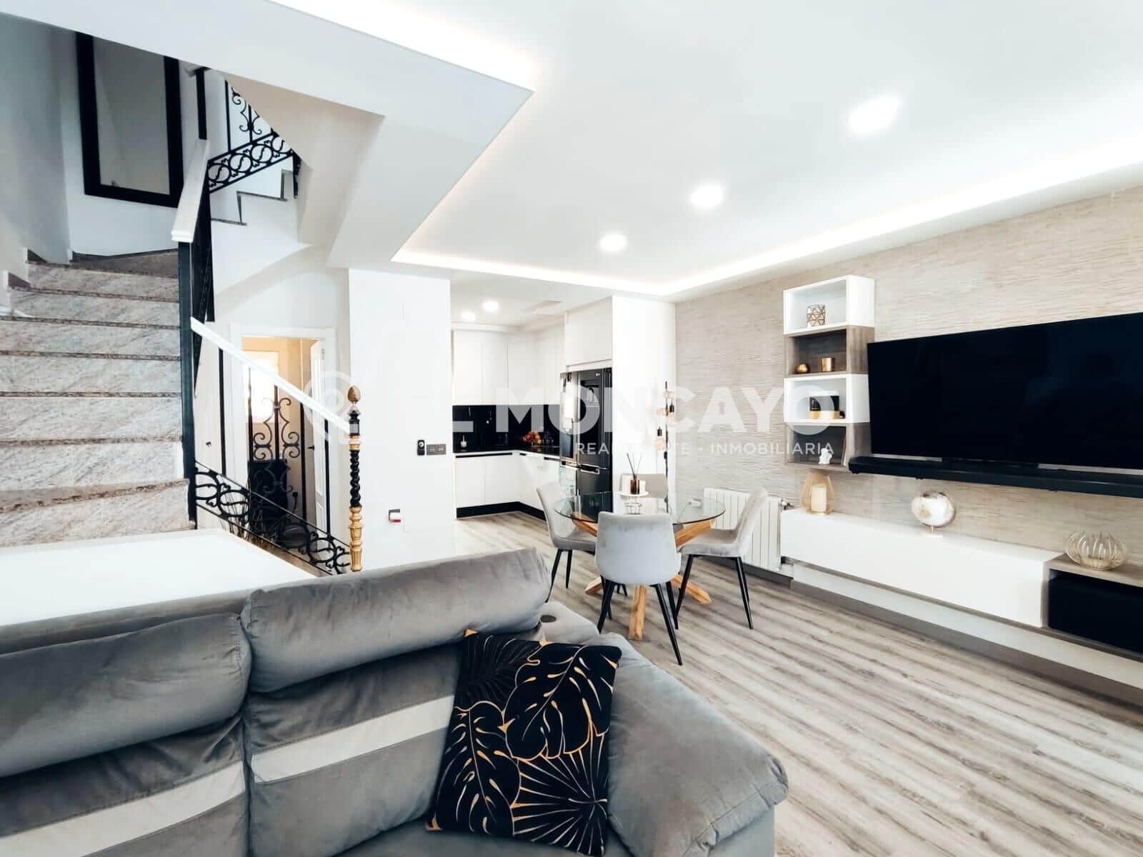 3 makuuhuone Rivitalo myytävänä paikassa Orihuela Costa mukana uima-altaan - 279 000 € (Ref: 8985893)