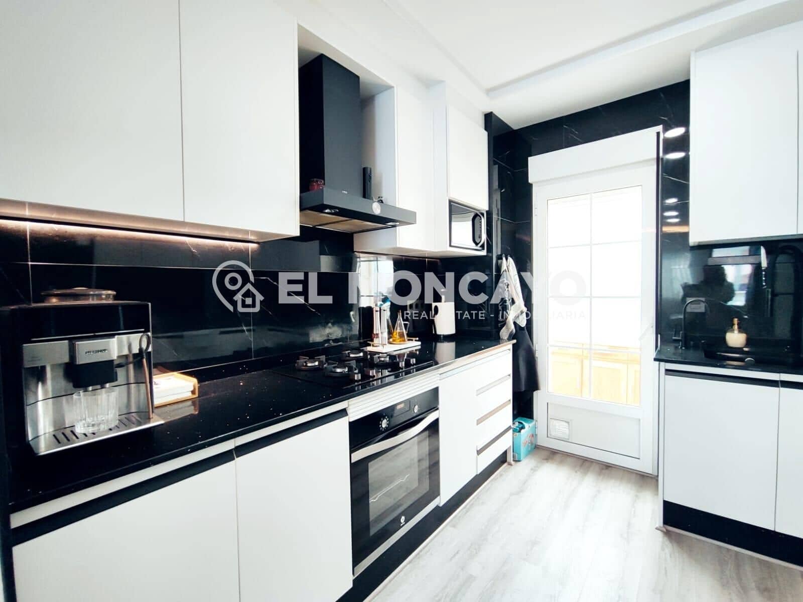 3 makuuhuone Rivitalo myytävänä paikassa Orihuela Costa mukana uima-altaan - 279 000 € (Ref: 8985893)