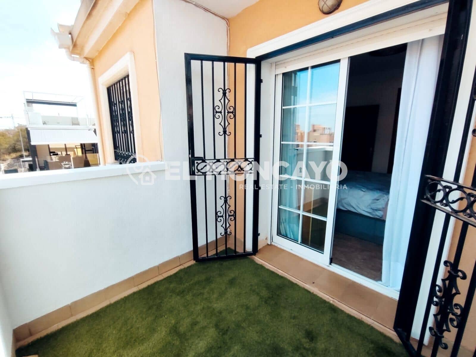 3 makuuhuone Rivitalo myytävänä paikassa Orihuela Costa mukana uima-altaan - 279 000 € (Ref: 8985893)