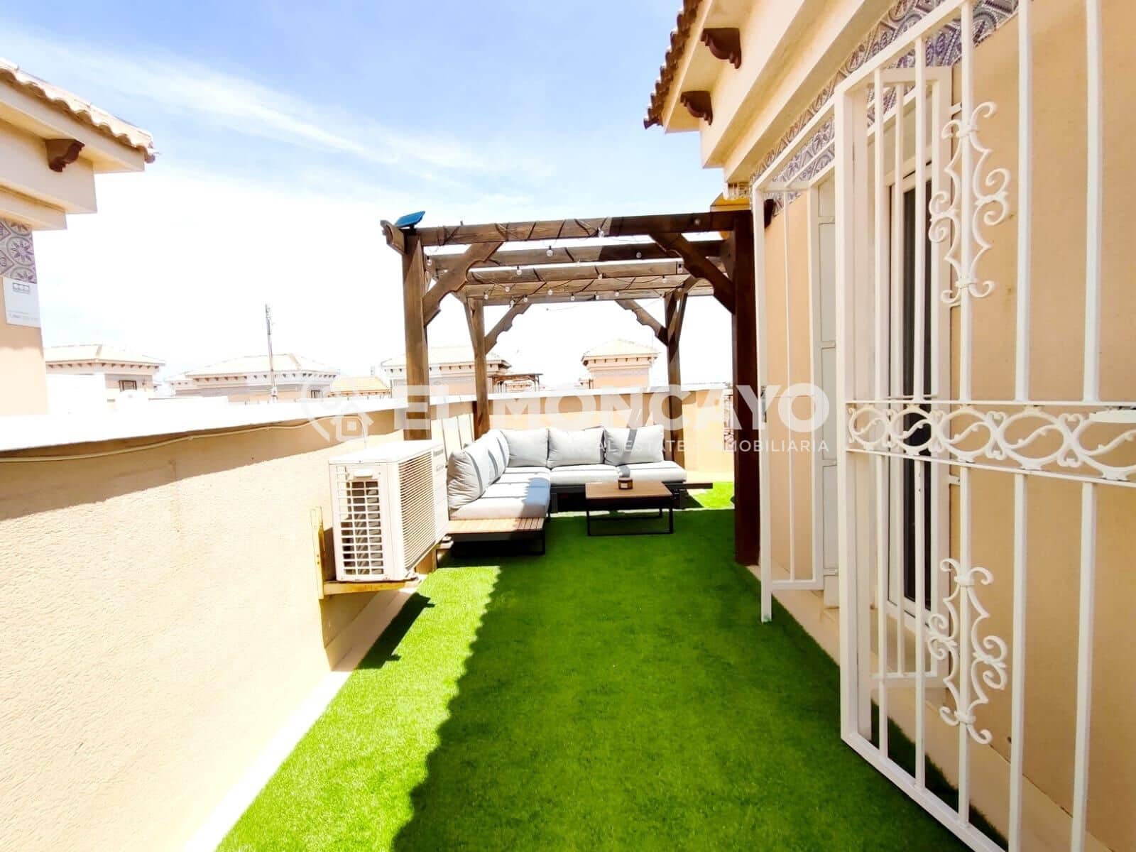 3 makuuhuone Rivitalo myytävänä paikassa Orihuela Costa mukana uima-altaan - 279 000 € (Ref: 8985893)