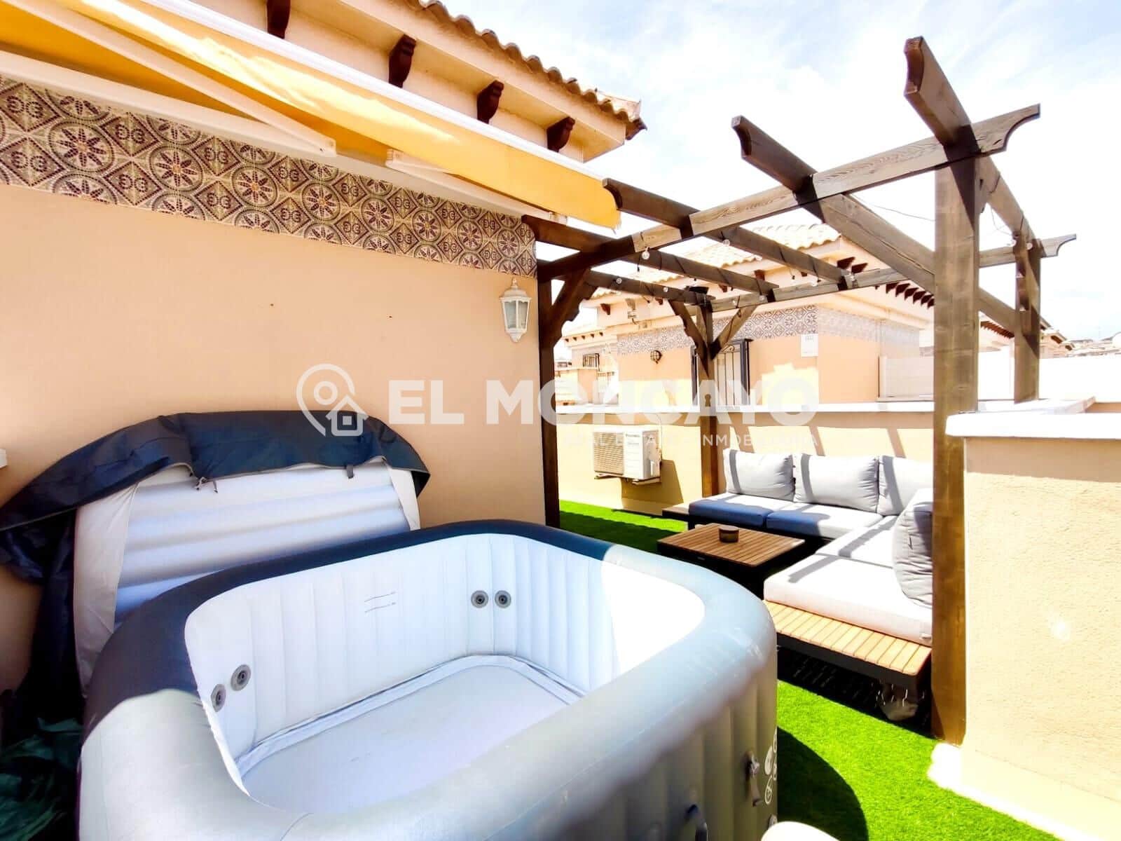 3 makuuhuone Rivitalo myytävänä paikassa Orihuela Costa mukana uima-altaan - 279 000 € (Ref: 8985893)