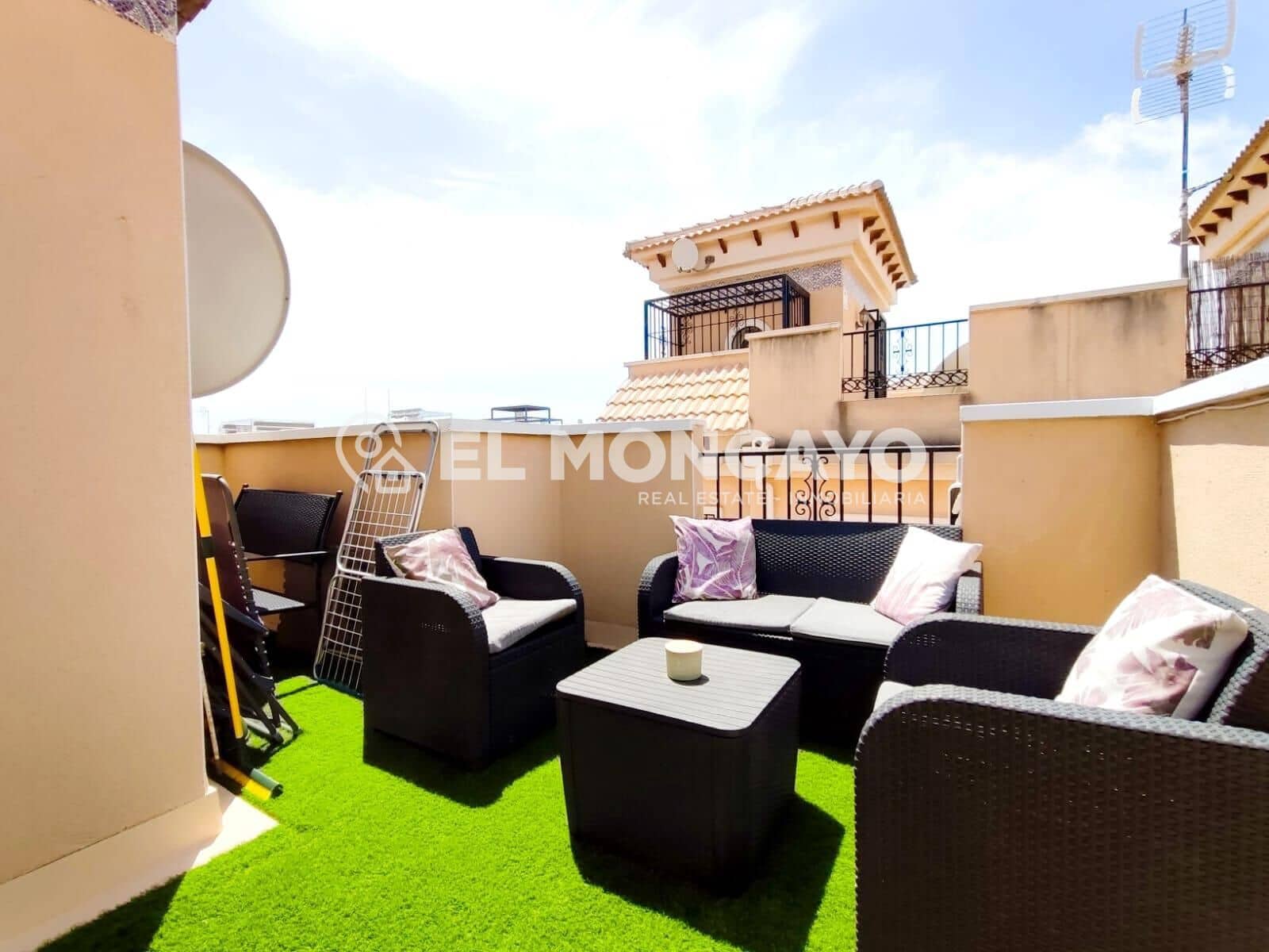 3 makuuhuone Rivitalo myytävänä paikassa Orihuela Costa mukana uima-altaan - 279 000 € (Ref: 8985893)