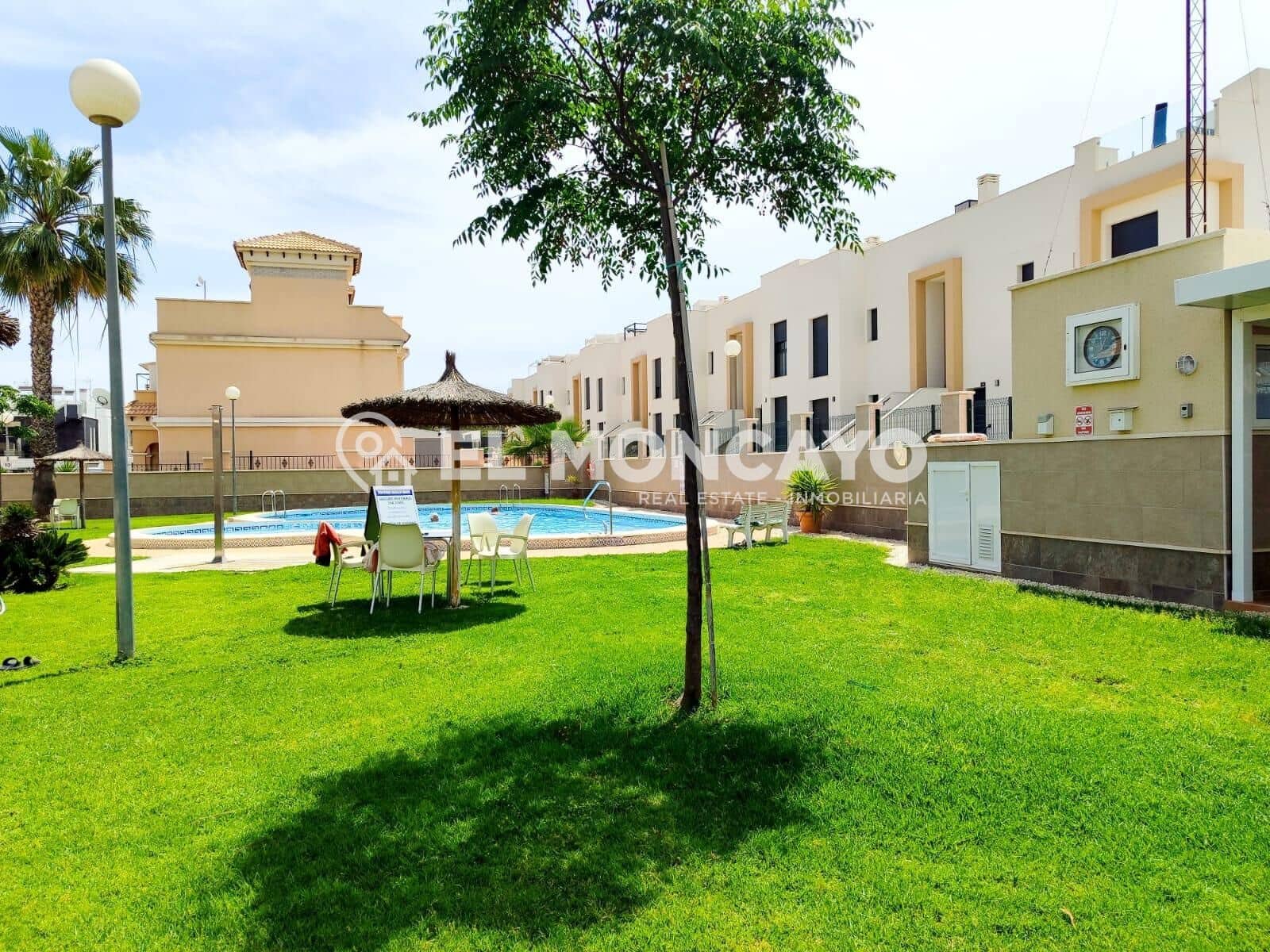 3 makuuhuone Rivitalo myytävänä paikassa Orihuela Costa mukana uima-altaan - 279 000 € (Ref: 8985893)