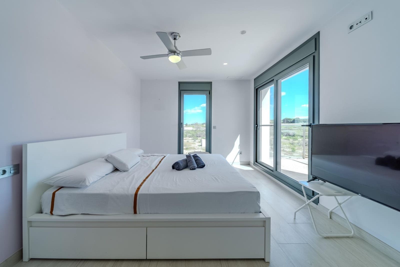 5 slaapkamer Villa te koop in El Molar met zwembad garage - € 1.150.000 (Ref: 9062612)