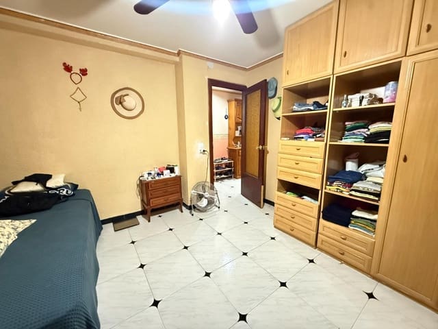 4 makuuhuone Asunto myytävänä paikassa La Marina, Elche / Elx - 120 000 € (Ref: 9502205)