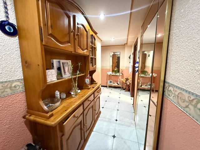 4 makuuhuone Asunto myytävänä paikassa La Marina, Elche / Elx - 120 000 € (Ref: 9502205)