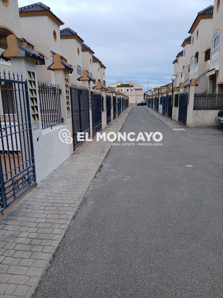 2 makuuhuone Rivitalo myytävänä paikassa Guardamar del Segura mukana uima-altaan - 189 900 € (Ref: 9565092)