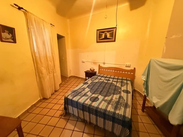 4 bedroom Villa for sale in Rojales - € 116,000 (Ref: 9586369)