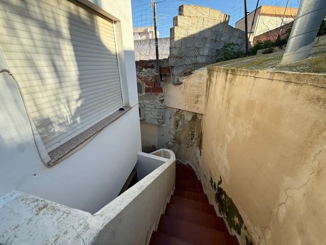 4 bedroom Villa for sale in Rojales - € 116,000 (Ref: 9586369)