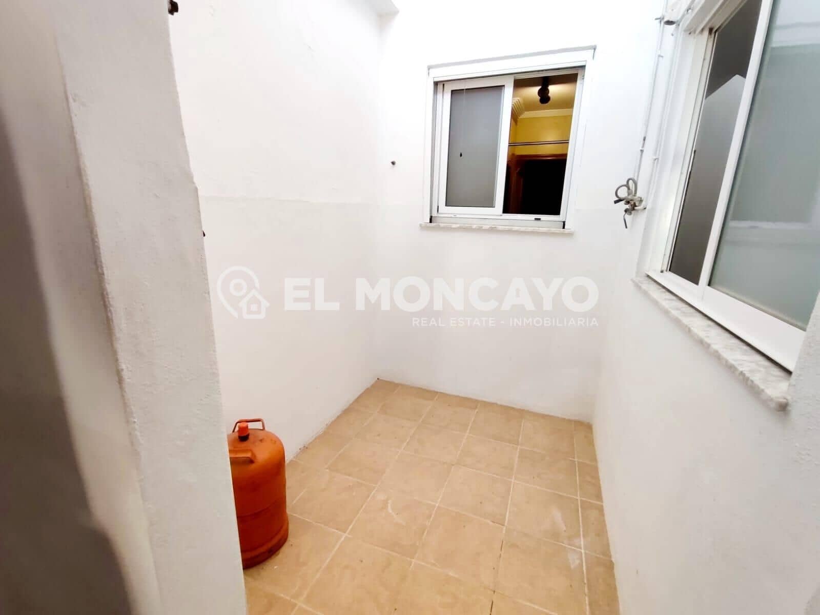 6 slaapkamer Halfvrijstaande villa te koop in Bigastro met garage - € 169.900 (Ref: 9644939)