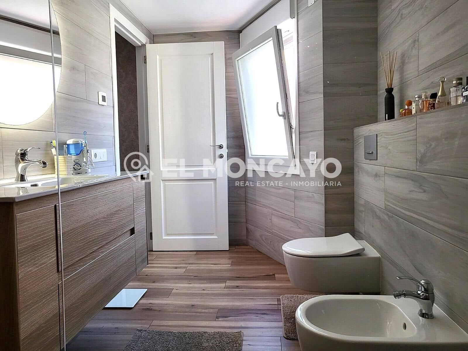 2 bedroom Apartment for sale in Guardamar del Segura with garage - € 575,000 (Ref: 9648044)