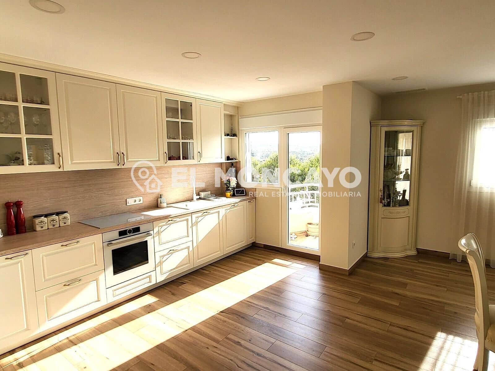 2 bedroom Apartment for sale in Guardamar del Segura with garage - € 575,000 (Ref: 9648044)