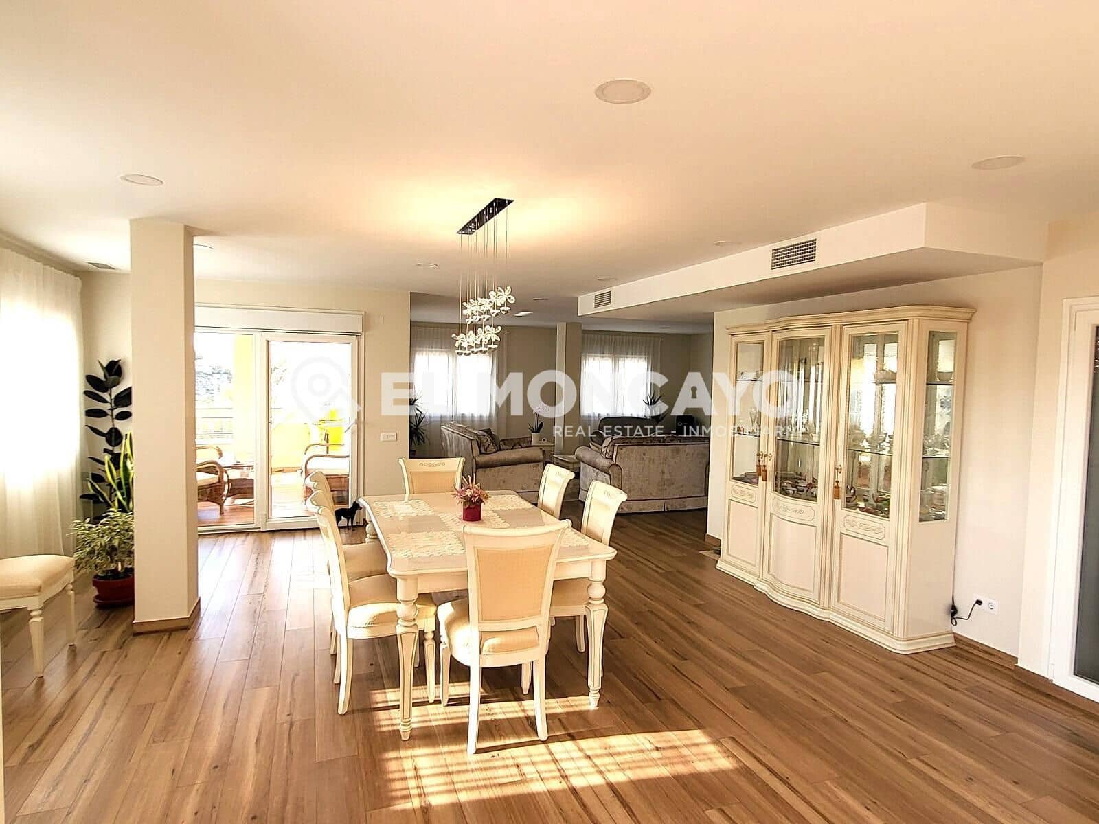 2 bedroom Apartment for sale in Guardamar del Segura with garage - € 575,000 (Ref: 9648044)