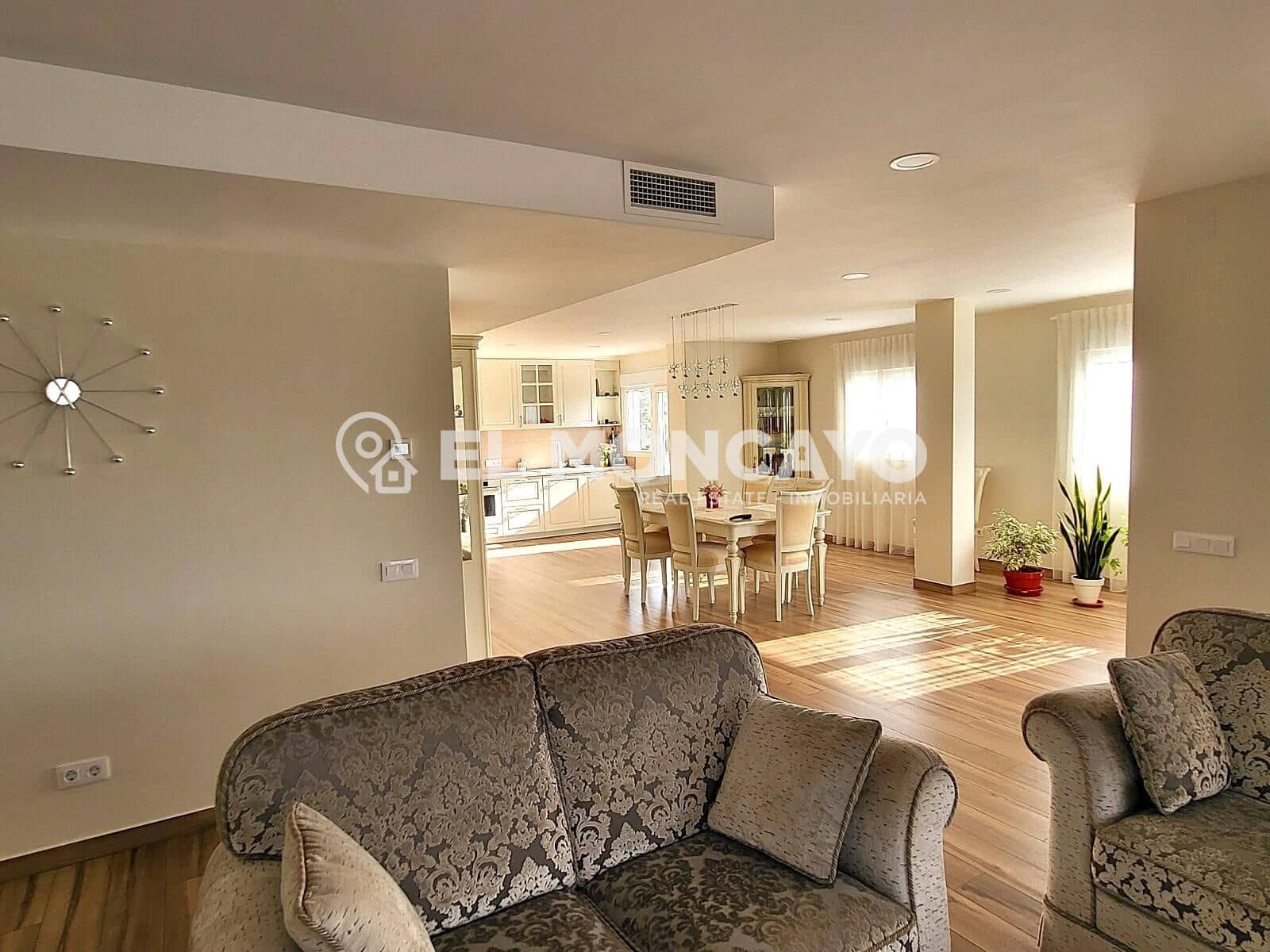 2 bedroom Apartment for sale in Guardamar del Segura with garage - € 575,000 (Ref: 9648044)