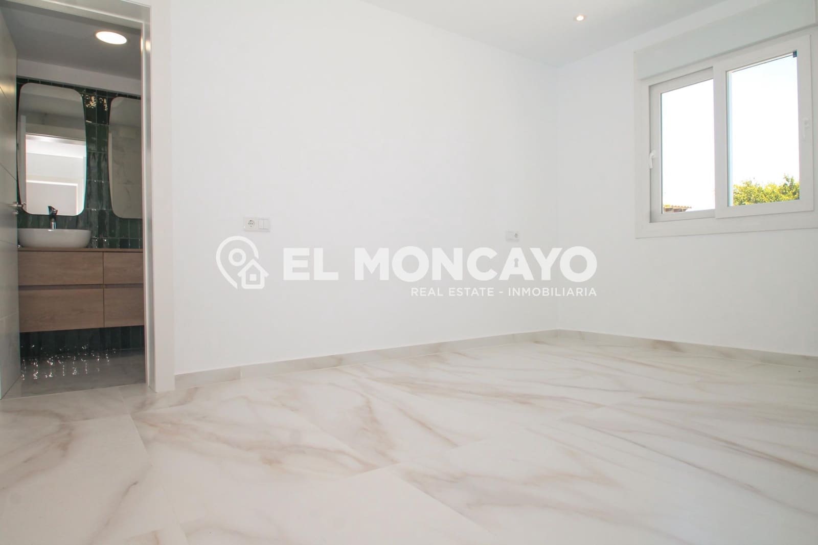 5 bedroom Villa for sale in Torrevieja with pool - € 665,000 (Ref: 9732036)