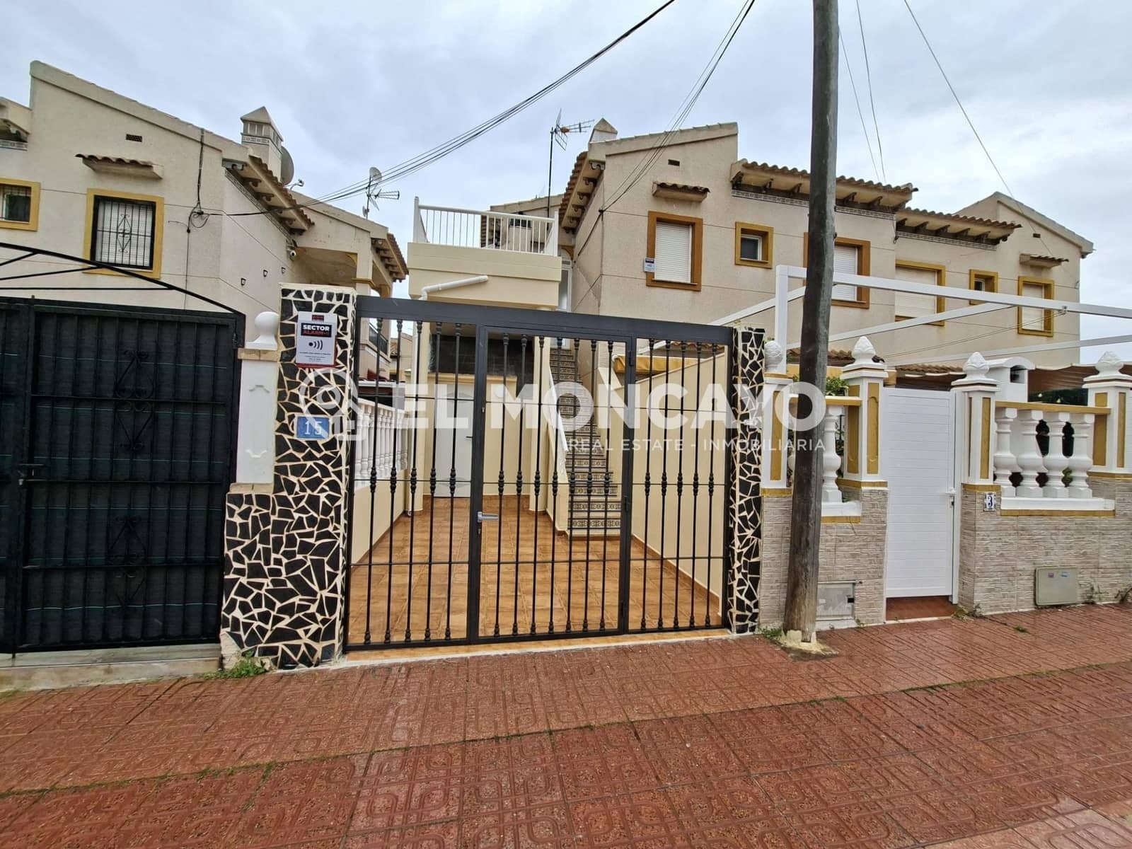 2 soveværelse Rækkehus til salg i Orihuela Costa med swimmingpool - € 179.000 (Ref: 9829037)