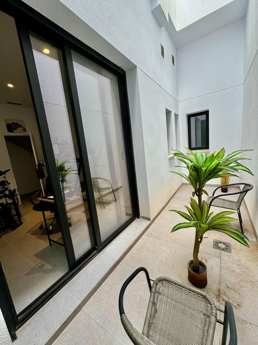 4 soveværelse Villa til salg i Guardamar del Segura med swimmingpool garage - € 569.900 (Ref: 9890326)