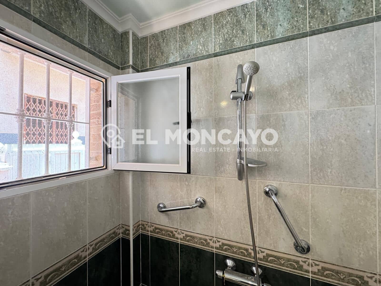 3 slaapkamer Rijtjeshuis te koop in Guardamar del Segura met zwembad garage - € 283.000 (Ref: 9892268)