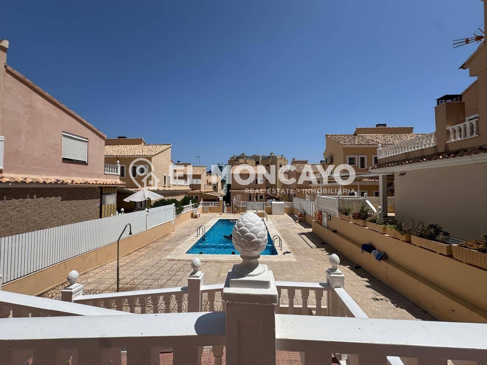 3 slaapkamer Rijtjeshuis te koop in Guardamar del Segura met zwembad garage - € 283.000 (Ref: 9892268)
