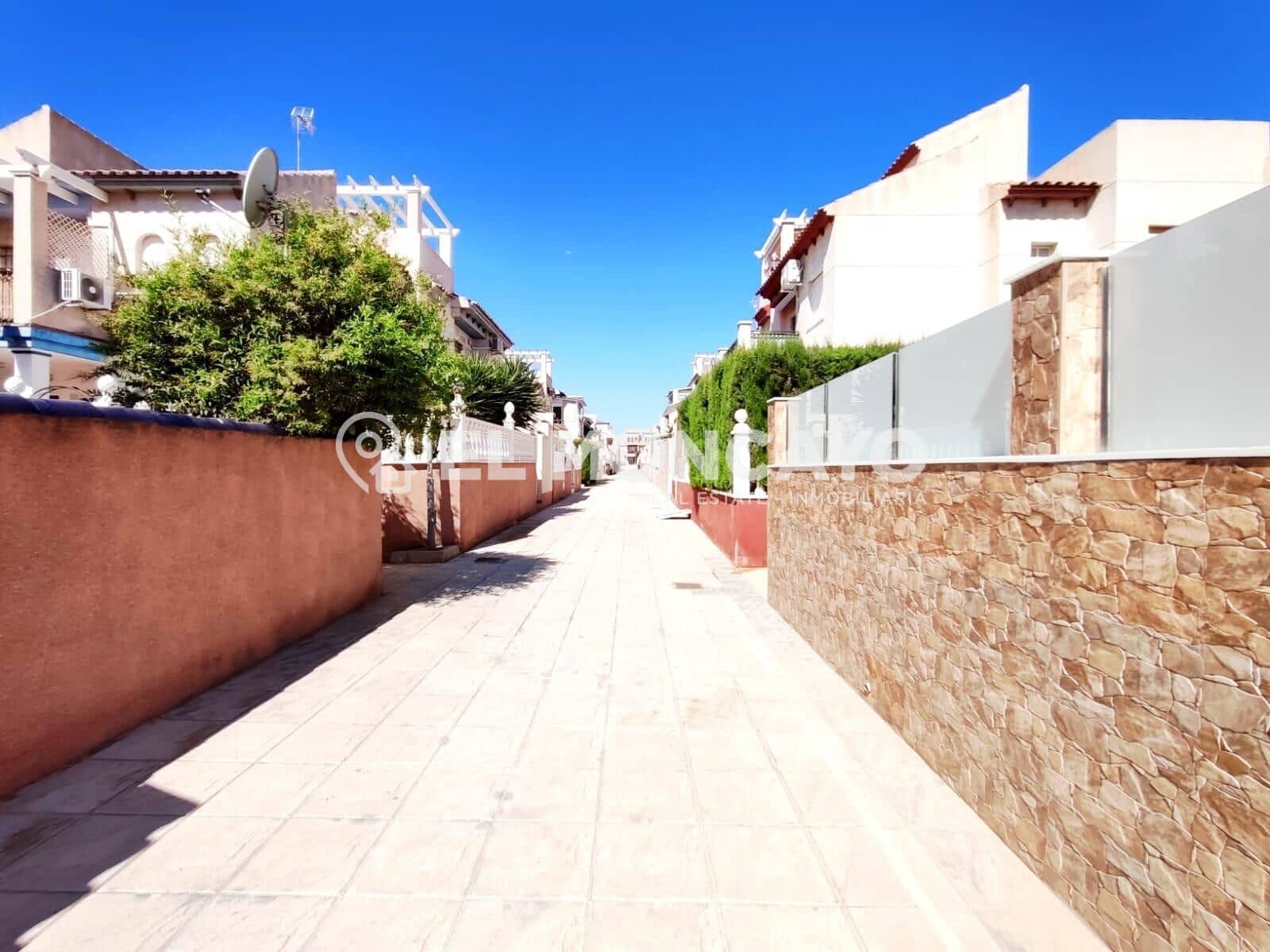 2 makuuhuone Bungalow myytävänä paikassa Playa Flamenca mukana uima-altaan 
autotalli - 161 000 € (Ref: 9945648)