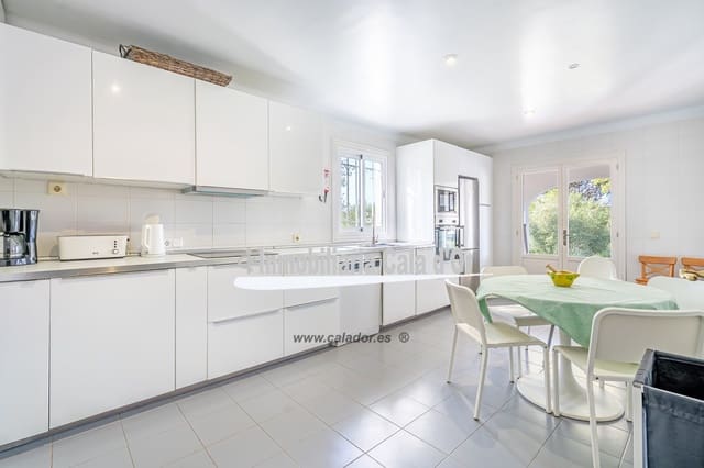 6 bedroom Villa for sale in Cala d'Or, Santanyí with pool - € 2,700,000 (Ref: 8096865)