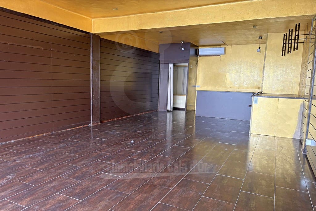 Commercial for sale in Cala d'Or - € 490,000 (Ref: 8582047)