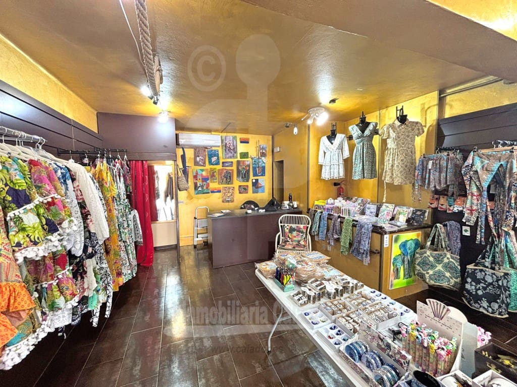 Commercial for sale in Cala d'Or - € 490,000 (Ref: 8582047)
