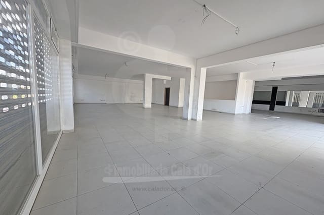 Kaupallinen vuokrattavana paikassa Cala d'Or, Santanyí mukana 
autotalli - 2 200 € (Ref: 8901708)