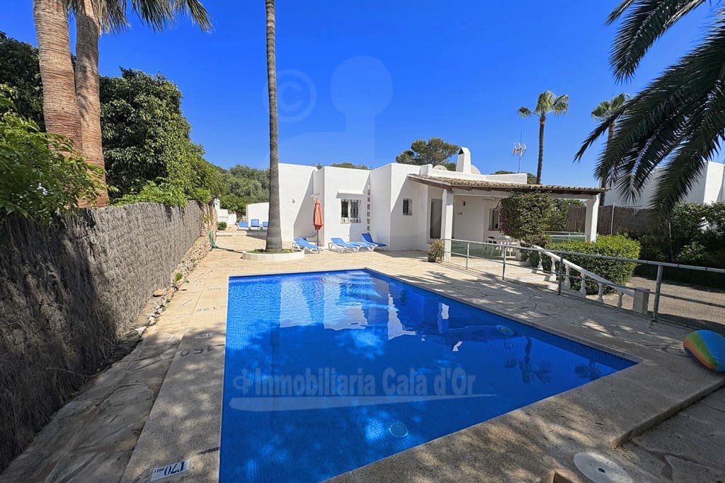 4 soveværelse Villa til salg i Cala d'Or med swimmingpool garage - € 1.225.000 (Ref: 9000989)