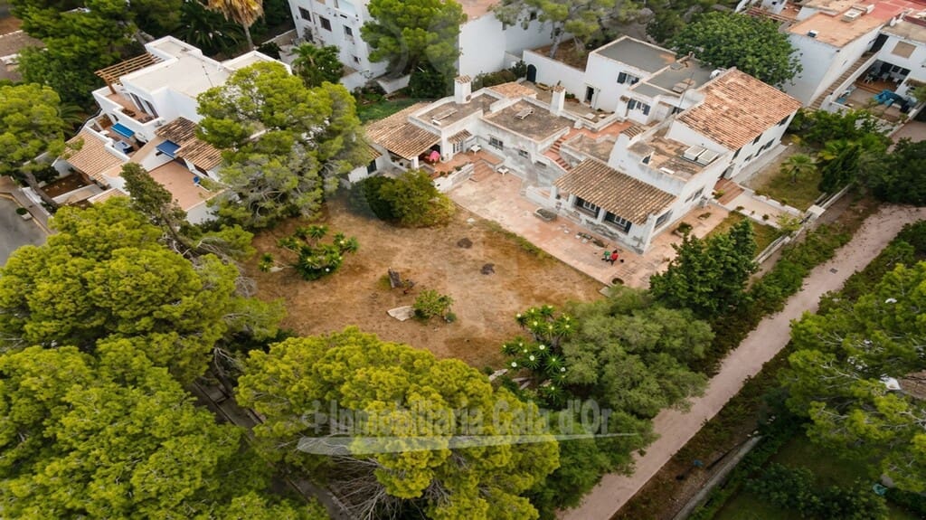 5 bedroom Villa for sale in Cala d'Or with garage - € 1,600,000 (Ref: 9910090)