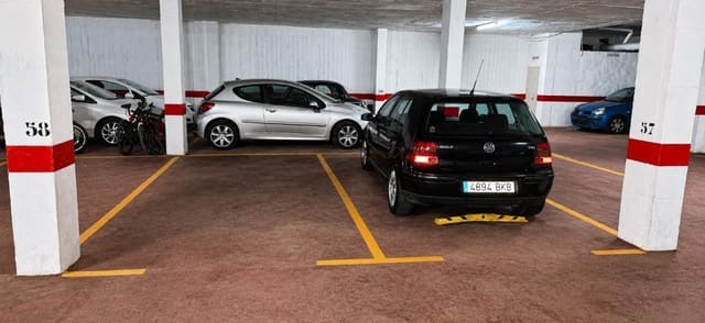 Kaupallinen myytävänä paikassa Fuengirola mukana 
autotalli - 31 500 € (Ref: 10019502)