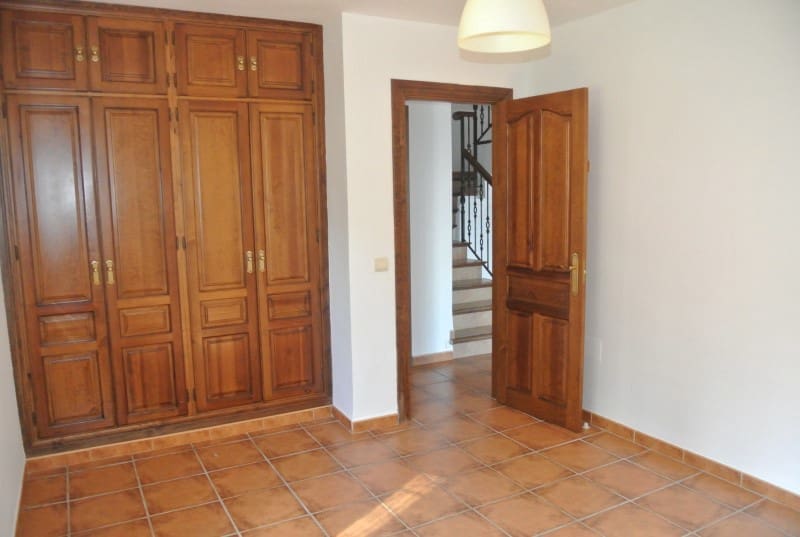 Chalet de 5 habitaciones en Alhaurín de la Torre en alquiler - 4.200 € (Ref: 5874788)