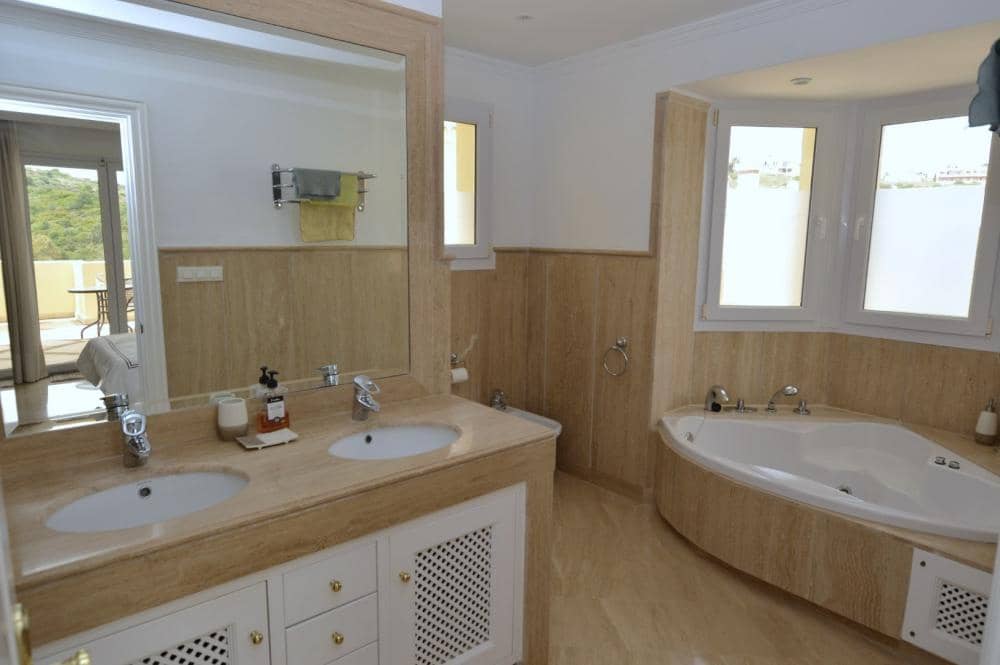 3 bedroom Apartment for sale in Bahia de Casares with pool garage - € 595,000 (Ref: 8338972)