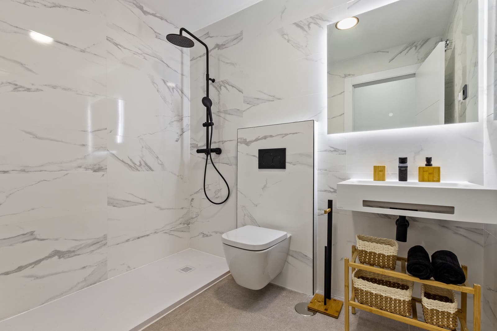 2 bedroom Apartment for sale in Fuengirola with pool - € 429,950 (Ref: 9311759)