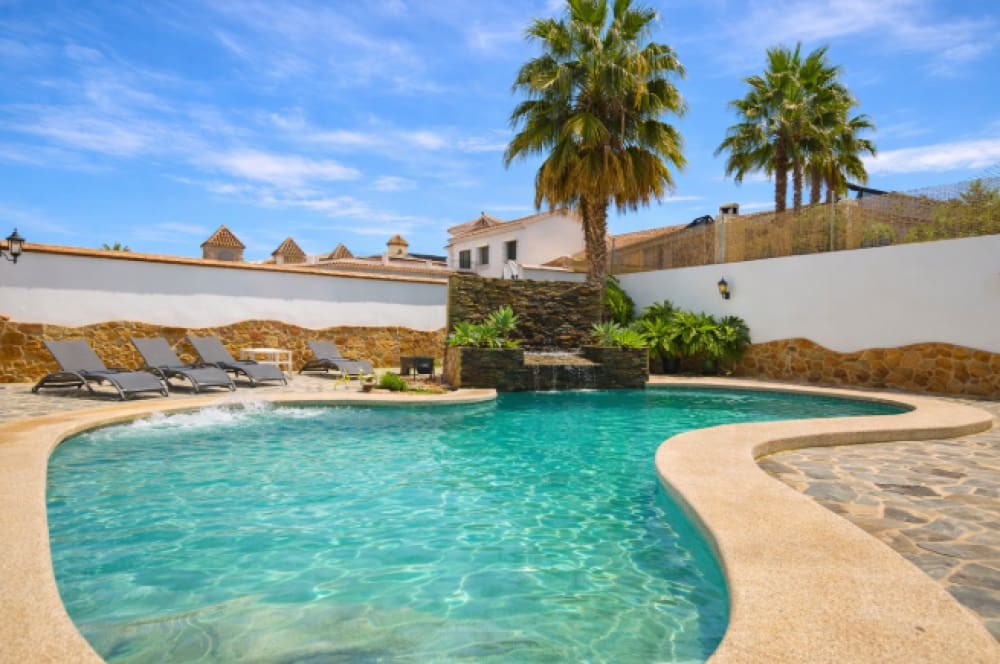 5 bedroom Villa for rent in Alhaurin el Grande with pool - € 3,300 (Ref: 9522830)