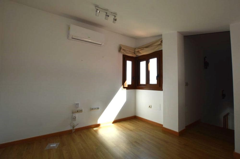 3 bedroom Villa for rent in Alhaurin de la Torre with pool - € 3,000 (Ref: 9733745)